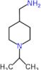 4-Piperidinmetanamina, 1-(1-metiletil)-(9CI)