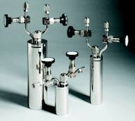 Stainless steel bubbler, 1800ml, vertical, electropolished with fill-port, PCTFE valve stem tip