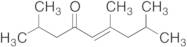 2,6,8-Trimethylnon-5-en-4-one (>80%)